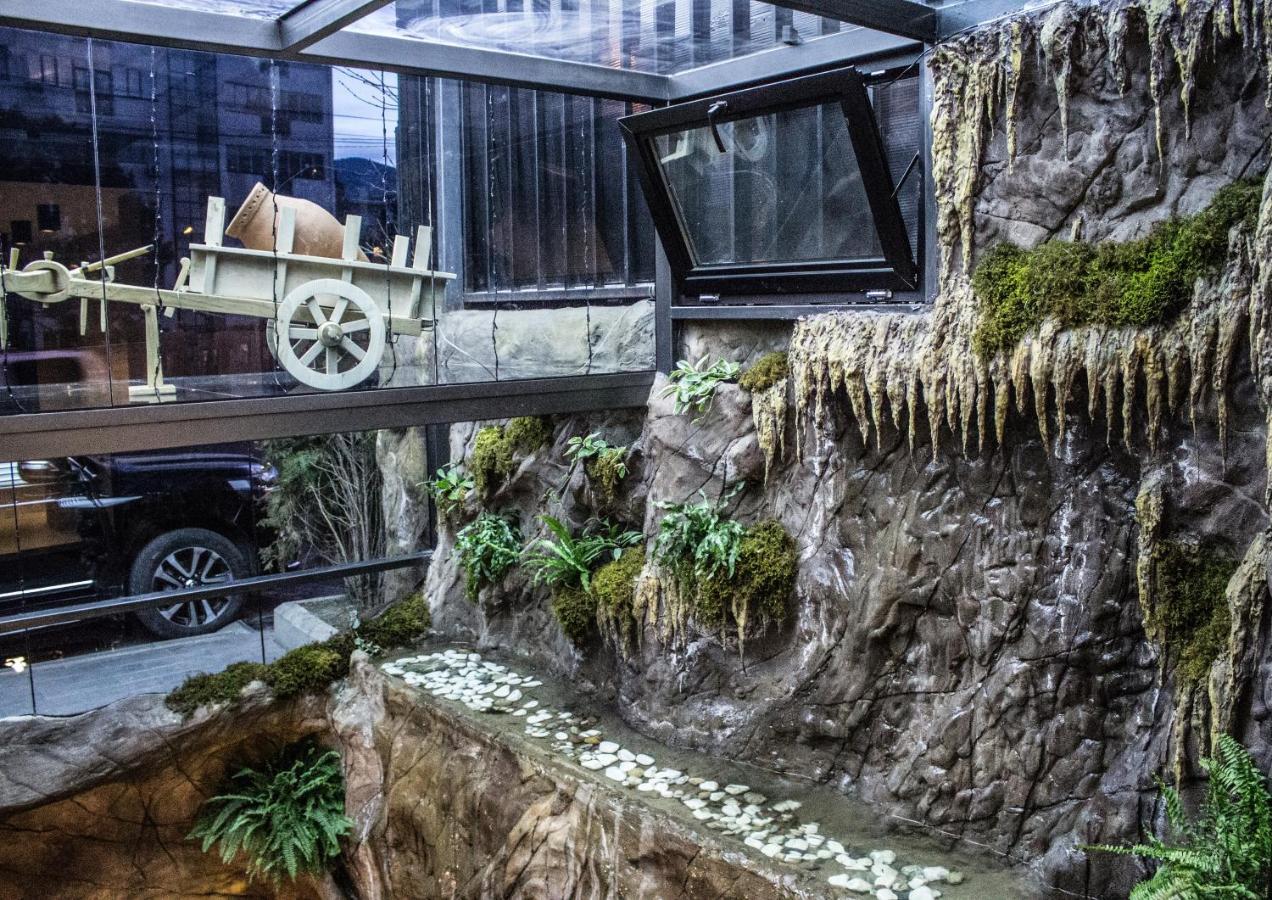 Bg Palace Hotel Tbilisi Bagian luar foto